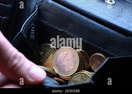 Cologne, Allemagne. 26th septembre 2022. Des morceaux d'argent se trouvent dans un sac à main. Credit: Federico Gambarini/dpa/Alay Live News Banque D'Images