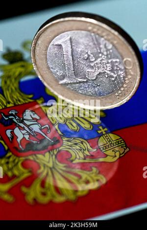 Cologne, Allemagne. 26th septembre 2022. Un euro est sur un drapeau russe. Credit: Federico Gambarini/dpa/Alay Live News Banque D'Images