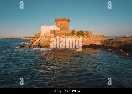 Vue aérienne du fort de Socoa au coucher du soleil, avec une forme unique de flysse à Ciboure et Saint-Jean-de-Luz, France Banque D'Images