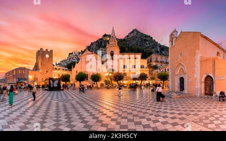 Taormina, Italie - 22 septembre 2022: Place centrale de Taormina, îles de Sicile, Italie Banque D'Images