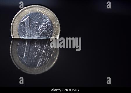 Cologne, Allemagne. 26th septembre 2022. Un euro se reflète sur une surface d'eau. Credit: Federico Gambarini/dpa/Alay Live News Banque D'Images