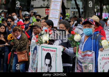 Mexique, Mexique. 26th septembre 2022. Les parents des élèves disparus tiennent des banderoles lors d'une manifestation pour commémorer le 8th anniversaire de la disparition des 43 élèves d'Ayotzinapa. Dans la nuit de 26 septembre 2014, 43 élèves de l'école normale rurale Raœl Isidro Burgos située à Iguala, Guerrero, Ont été victimes de disparitions forcées par des membres de la sécurité publique de l'État de Guerrero et de la sécurité militaire fédérale.les étudiants auraient tenté de détourner des camions pour les utiliser pour leurs manifestations. (Photo de Guillermo Diaz/SOPA Images/Sipa USA) crédit: SIPA USA/Alay Live News Banque D'Images