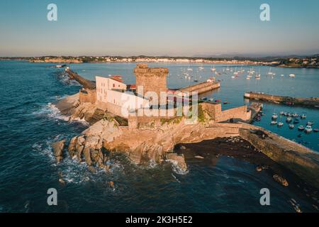 Vue aérienne du fort de Socoa au coucher du soleil, avec une forme unique de flysse à Ciboure et Saint-Jean-de-Luz, France Banque D'Images