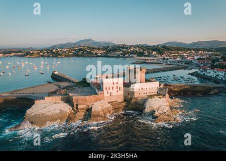 Vue aérienne du fort de Socoa au coucher du soleil, avec une forme unique de flysse à Ciboure et Saint-Jean-de-Luz, France Banque D'Images