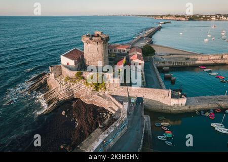 Vue aérienne du fort de Socoa au coucher du soleil, avec une forme unique de flysse à Ciboure et Saint-Jean-de-Luz, France Banque D'Images