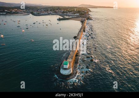 Vue aérienne du fort de Socoa au coucher du soleil, avec une forme unique de flysse à Ciboure et Saint-Jean-de-Luz, France Banque D'Images