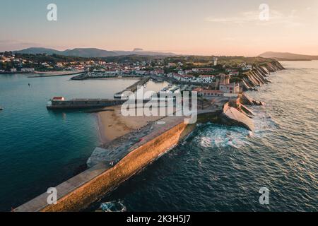 Vue aérienne du fort de Socoa au coucher du soleil, avec une forme unique de flysse à Ciboure et Saint-Jean-de-Luz, France Banque D'Images