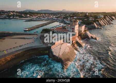 Vue aérienne du fort de Socoa au coucher du soleil, avec une forme unique de flysse à Ciboure et Saint-Jean-de-Luz, France Banque D'Images