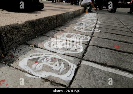 Les visages des élèves disparus ont été peints sur le terrain lors d'une manifestation commémorant le 8th anniversaire de la disparition des 43 élèves d'Ayotzinapa. Dans la nuit de 26 septembre 2014, 43 élèves de l'école normale rurale Raœl Isidro Burgos située à Iguala, Guerrero, Ont été victimes de disparitions forcées par des membres de la sécurité publique de l'État de Guerrero et de la sécurité militaire fédérale.les étudiants auraient tenté de détourner des camions pour les utiliser pour leurs manifestations. (Photo de Guillermo Diaz/SOPA Images/Sipa USA) Banque D'Images