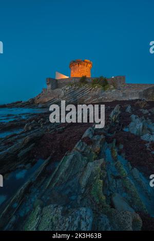 Fort de Socoa la nuit, avec une forme de flysse unique à Ciboure et Saint-Jean-de-Luz Banque D'Images