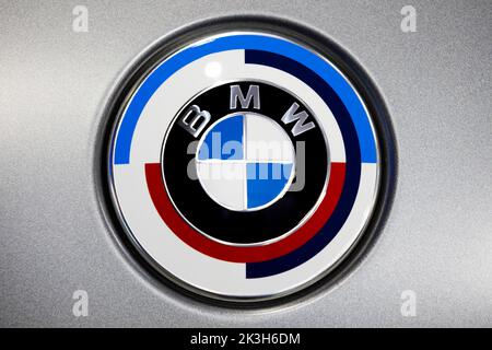 Sofia, Bulgarie - 3 juin 2022 : un gros plan du logo BMW est visible sur une voiture au Sofia Motor Show. Banque D'Images