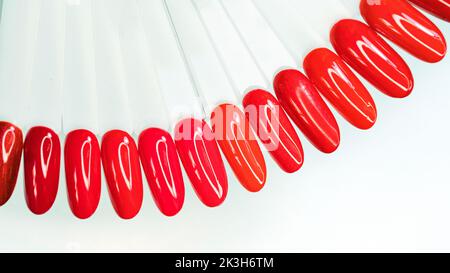 Vue de dessus vernis à ongles rouges ensemble de palette pour manucure sur fond clair. Collecte d'échantillons de vernis à ongles. Roue d'art de clou. Copier l'espace. Banque D'Images