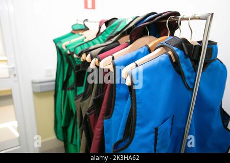 Rack de tabliers en plomb utilisé pour la protection contre les rayons X dans la salle d'opération, hôpital Banque D'Images