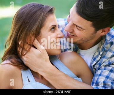 Profitez d'une date de plein air parfaite. Vue rognée d'un couple heureux passant du temps dans le parc. Banque D'Images