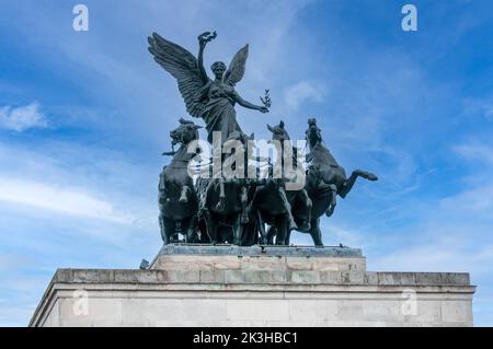 La majesté de Wellington Arch : un site historique enrichissant le paysage de Londres Banque D'Images