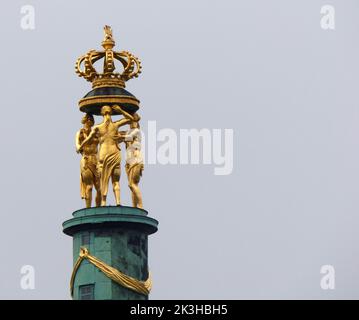 21 novembre 2017 - Potsdam, Brandebourg, Allemagne. Au-dessus du dôme principal du nouveau palais dans le parc de Sanssouci se trouvent trois Grâces dorés soutenant le Prus Banque D'Images