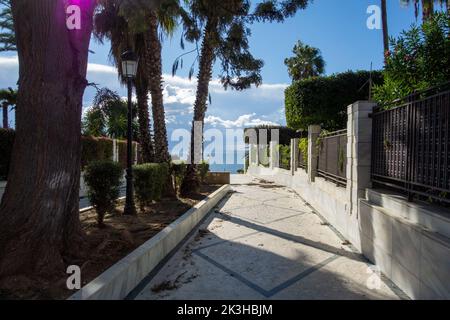 MARBELLA, ANDALOUSIE, ESPAGNE - 6 NOVEMBRE 2021 chemin et entrée du parc à la Playa de la Fontanilla Banque D'Images