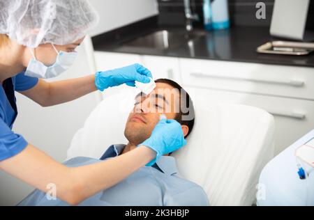 Homme recevant la procédure de carboxythérapie à la clinique de beauté Banque D'Images