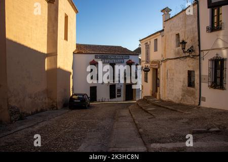 RONDA, ANDALOUSIE, ESPAGNE - 5 NOVEMBRE 2021 rues et bâtiments dans la lumière du matin Banque D'Images