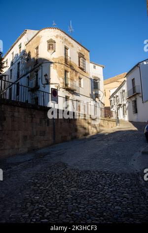 RONDA, ANDALOUSIE, ESPAGNE - 5 NOVEMBRE 2021 rues avec des chemins de fer et des bâtiments dans la lumière du matin Banque D'Images