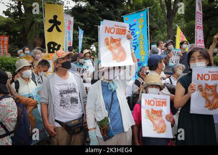 Tokyo, Japon. 27th septembre 2022. Les manifestants tiennent des écriteaux exprimant leur opinion pendant la manifestation. Des manifestants se sont rassemblés devant le National Diète Building (Tokyo) pour exprimer leur mécontentement à l'égard de la décision du gouvernement de donner un enterrement d'État à l'ancien Premier ministre japonais Shinzo Abe. Ils critiquent les coûts élevés et le moment tardif des funérailles. Crédit : SOPA Images Limited/Alamy Live News Banque D'Images