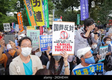 Tokyo, Japon. 27th septembre 2022. Les manifestants tiennent des écriteaux exprimant leur opinion pendant la manifestation. Des manifestants se sont rassemblés devant le National Diète Building (Tokyo) pour exprimer leur mécontentement à l'égard de la décision du gouvernement de donner un enterrement d'État à l'ancien Premier ministre japonais Shinzo Abe. Ils critiquent les coûts élevés et le moment tardif des funérailles. Crédit : SOPA Images Limited/Alamy Live News Banque D'Images