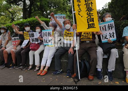 Tokyo, Japon. 27th septembre 2022. Les manifestants font des gestes tout en tenant des plaques pendant la manifestation. Des manifestants se sont rassemblés devant le National Diète Building (Tokyo) pour exprimer leur mécontentement à l'égard de la décision du gouvernement de donner un enterrement d'État à l'ancien Premier ministre japonais Shinzo Abe. Ils critiquent les coûts élevés et le moment tardif des funérailles. (Photo de Stanislav Kogiku/SOPA Images/Sipa USA) crédit: SIPA USA/Alay Live News Banque D'Images
