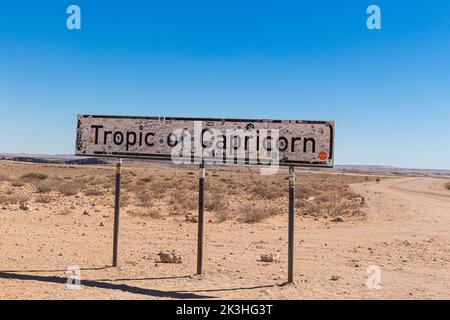 Sur la route C14 de Sossusvlei à Walvis Bay et à 1 heures de Solitaire Town est le signe marquant le Tropique de Capricorne en Namibie, Afrique de l'Ouest Banque D'Images