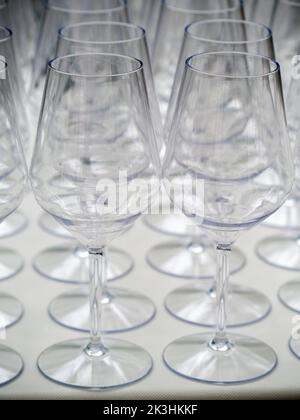 Verres à vin sur la table du restaurant Banque D'Images