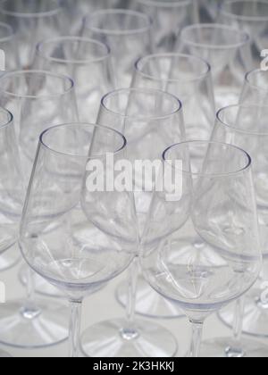 Verres à vin sur la table du restaurant Banque D'Images