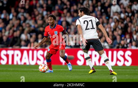 Londres, Royaume-Uni. 27th septembre 2022. Raheem Sterling d'Angleterre avec le ballon lors du match de la Ligue des Nations entre l'Angleterre et l'Allemagne au stade Wembley, Londres, Angleterre, le 26 septembre 2022. Photo de Phil Hutchinson. Utilisation éditoriale uniquement, licence requise pour une utilisation commerciale. Aucune utilisation dans les Paris, les jeux ou les publications d'un seul club/ligue/joueur. Crédit : UK Sports pics Ltd/Alay Live News Banque D'Images