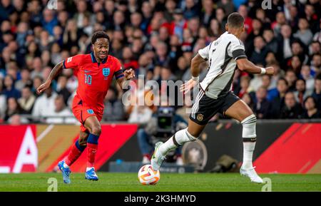 Londres, Royaume-Uni. 27th septembre 2022. Raheem Sterling d'Angleterre fait avancer le ballon lors du match de la Ligue des Nations entre l'Angleterre et l'Allemagne au stade Wembley, Londres, Angleterre, le 26 septembre 2022. Photo de Phil Hutchinson. Utilisation éditoriale uniquement, licence requise pour une utilisation commerciale. Aucune utilisation dans les Paris, les jeux ou les publications d'un seul club/ligue/joueur. Crédit : UK Sports pics Ltd/Alay Live News Banque D'Images