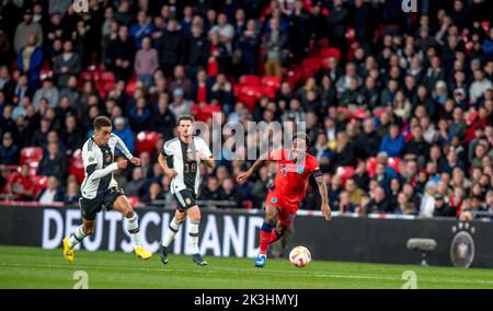 Londres, Royaume-Uni. 27th septembre 2022. Raheem Sterling, d'Angleterre, fait avancer le ballon suivi par Jonas Hofmann, d'Allemagne, lors du match de la Ligue des Nations entre l'Angleterre et l'Allemagne au stade Wembley, à Londres, en Angleterre, le 26 septembre 2022. Photo de Phil Hutchinson. Utilisation éditoriale uniquement, licence requise pour une utilisation commerciale. Aucune utilisation dans les Paris, les jeux ou les publications d'un seul club/ligue/joueur. Crédit : UK Sports pics Ltd/Alay Live News Banque D'Images