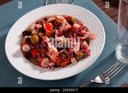 Salpicon de Marisco, salade froide de fruits de mer avec légumes Banque D'Images