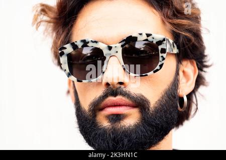 portrait d'un jeune homme avec des lunettes de soleil tendance Banque D'Images