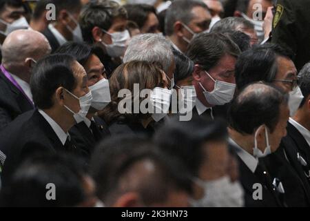 Tokyo, Japon. 27th septembre 2022. LE vice-président AMÉRICAIN Kamala Harris (centre L) siège avec l'ambassadeur américain au Japon, Rahm Emanuel (centre R), alors qu'ils attendent le début des funérailles d'État de l'ancien Premier ministre japonais Shinzo Abe au Nippon Budokan à Tokyo sur 27 septembre 2022. (Image de crédit: © POOL via ZUMA Press Wire) Banque D'Images