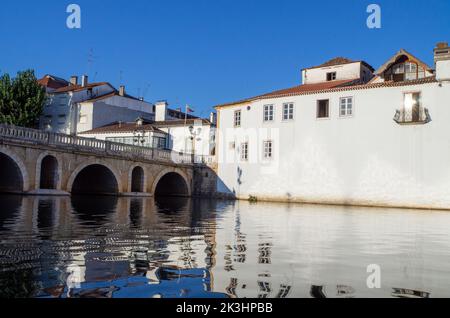 Tomar, Portugal. 13th août 2022. Le pont 'Ponte Velha' et un bâtiment directement sur la rivière Nabao dans le centre-ville de Tomar se reflètent dans l'eau. Crédit : Viola Lopes/dpa/Alamy Live News Banque D'Images