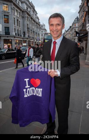 L'ancien Premier ministre norvégien Jens Stoltenberg, sur la rue Regent, où Norges Bank a acheté un bail de 150 ans sur 25 % de la propriété de la Couronne. Banque D'Images