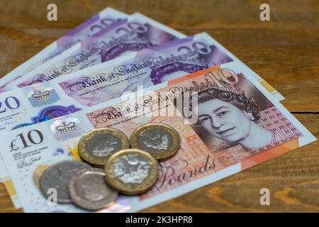 Livre sterling britannique (GBP) en billets et pièces, concept de change de devises Banque D'Images