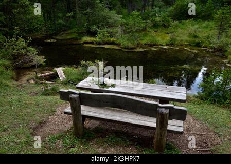 Une table en bois rustique dans un endroit romantique prêt à accueillir tout le monde qui veut se détendre Banque D'Images