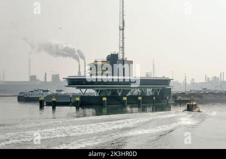 Rotterdam, pays-Bas, 4 septembre 2022 : petit navire arrivant au centre de contrôle radar du port dans la zone industrielle de Botlek Banque D'Images