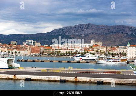 Vue sur le port de ferry et le quai Riva de Split, Croatie Banque D'Images