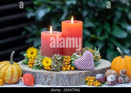 arrangement d'automne avec bougies et couronne de fleurs Banque D'Images