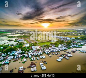 Village flottant le long de la rivière Hau sur la frontière du Vietnam, vue aérienne. Le bassin de la rivière contient beaucoup de fruits de mer et d'alluvium pour l'agriculture Banque D'Images