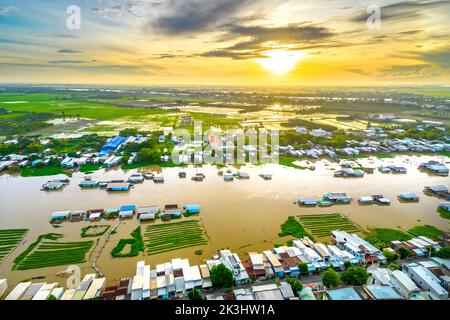 Village flottant le long de la rivière Hau sur la frontière du Vietnam, vue aérienne. Le bassin de la rivière contient beaucoup de fruits de mer et d'alluvium pour l'agriculture Banque D'Images