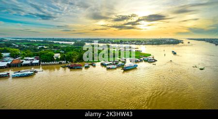 Village flottant le long de la rivière Hau sur la frontière du Vietnam, vue aérienne. Le bassin de la rivière contient beaucoup de fruits de mer et d'alluvium pour l'agriculture Banque D'Images