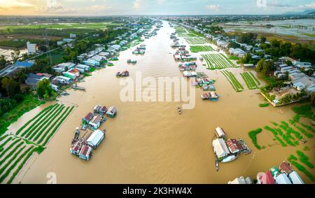 Village flottant le long de la rivière Hau sur la frontière du Vietnam, vue aérienne. Le bassin de la rivière contient beaucoup de fruits de mer et d'alluvium pour l'agriculture Banque D'Images