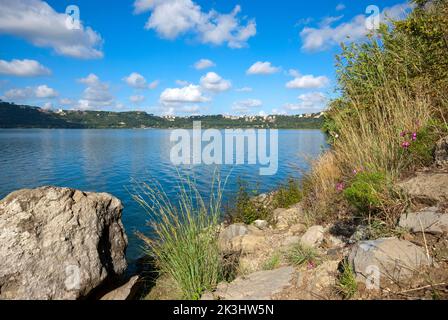 Lac Albano, Parc régional castelli Romani, Rome, Lazio, Italie Banque D'Images