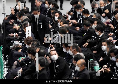 Tokyo, Japon. 27th septembre 2022. Les préposés arrivent aux funérailles d'État de l'ancien Premier ministre du Japon, Shinzo Abe, assassiné le mardi 27 septembre 2022, à Nippon Budokan, à Tokyo. (Image de crédit: © POOL via ZUMA Press Wire) Banque D'Images