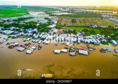 Village flottant le long de la rivière Hau sur la frontière du Vietnam, vue aérienne. Le bassin de la rivière contient beaucoup de fruits de mer et d'alluvium pour l'agriculture Banque D'Images